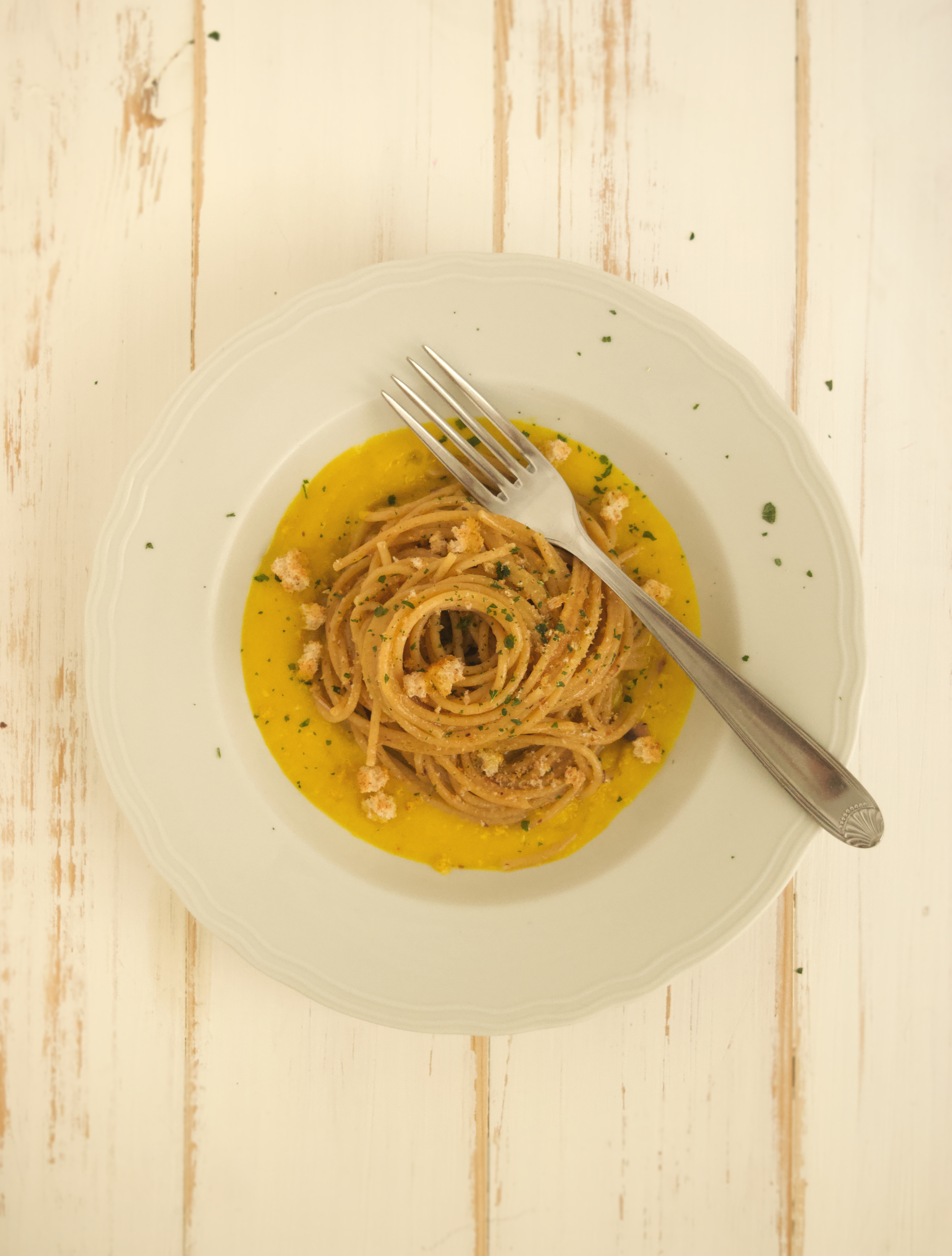 Spaghetti alla crema di peperoni, acciughe e pangrattato